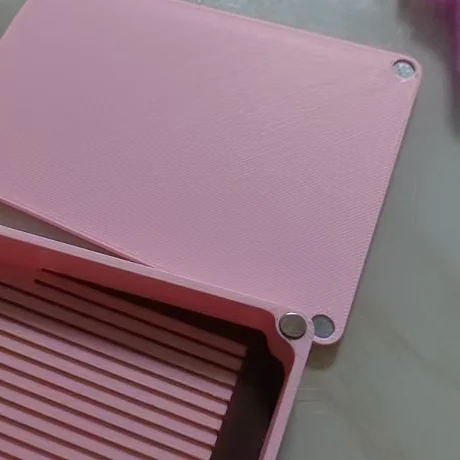 Close-up of the printed surface texture of a 3D-printed tray lid