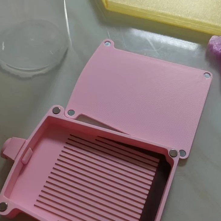 Magnetic lid and grooved base of a 3D-printed closable diamond painting tray